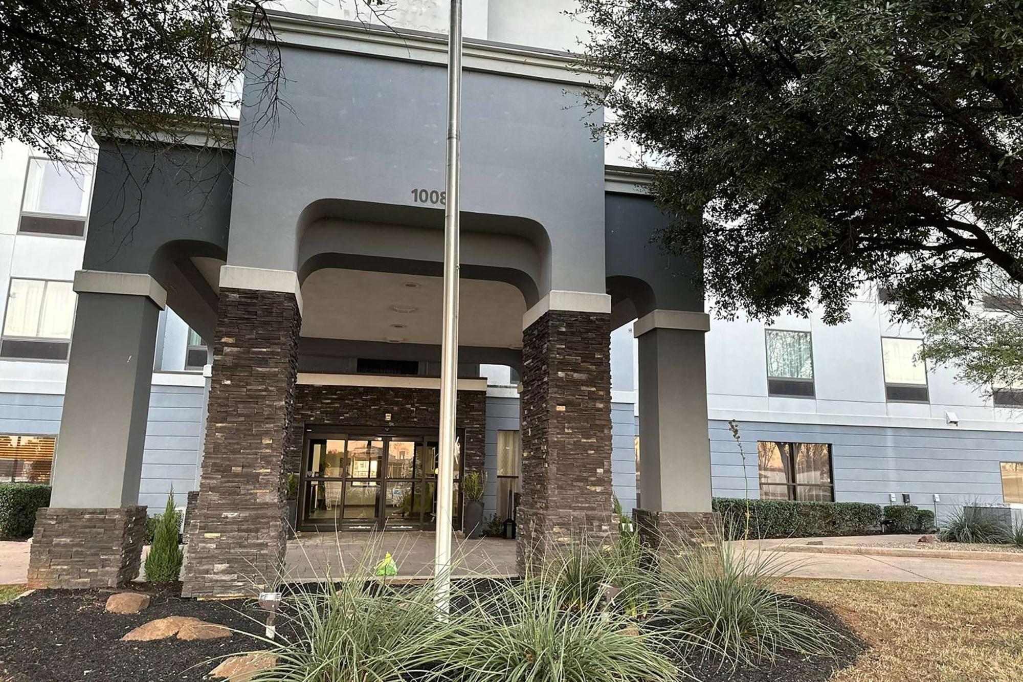 Ramada By Wyndham Burkburnett - Wichita Falls Exteriör bild