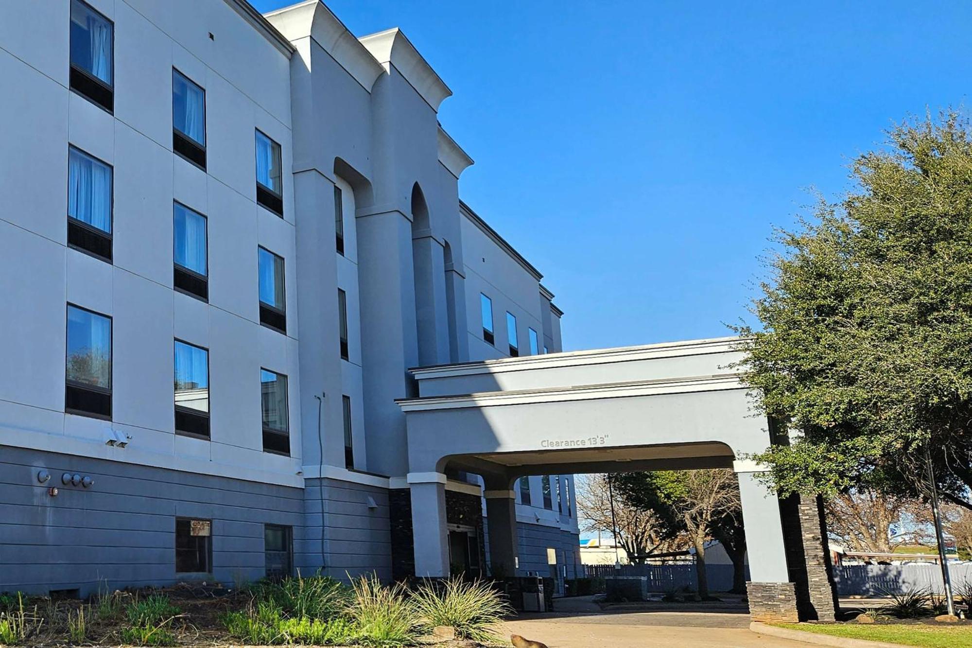 Ramada By Wyndham Burkburnett - Wichita Falls Exteriör bild